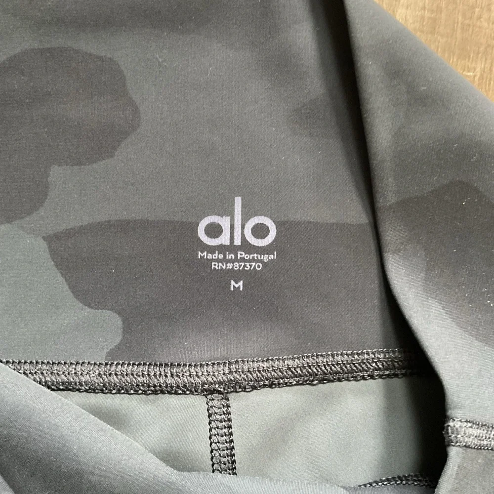 ALO High-Waist Camo Leggings size Medium